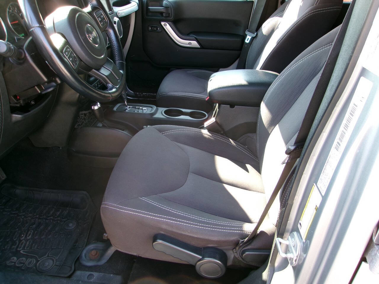 Used 2015 Jeep Wrangler Unlimited Sahara w/ Connectivity Group image 9
