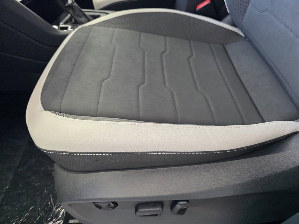 New 2025 Volkswagen Taos SE image 17