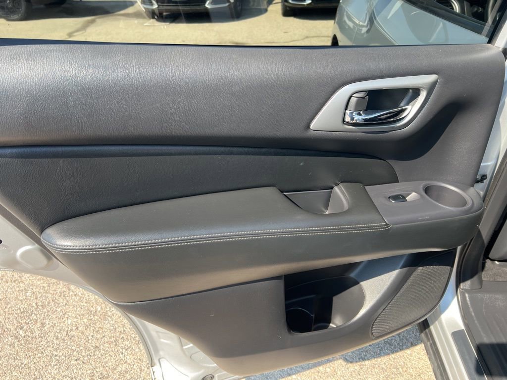 Used 2018 Nissan Pathfinder SV w/ Cargo Package image 10
