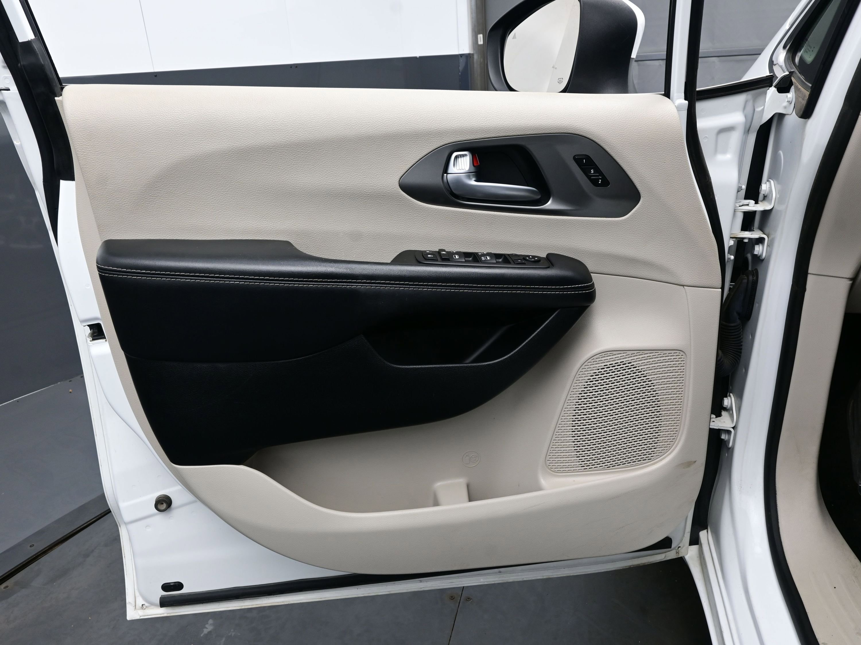 Used 2023 Chrysler Pacifica Touring-L image 9