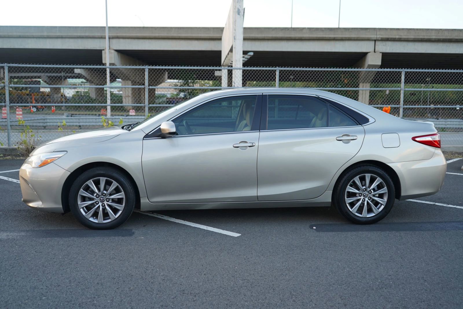 Used 2016 Toyota Camry XLE image 2