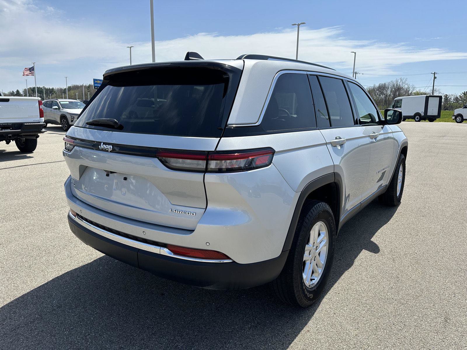 Used 2023 Jeep Grand Cherokee Laredo AWD/4WD image 9