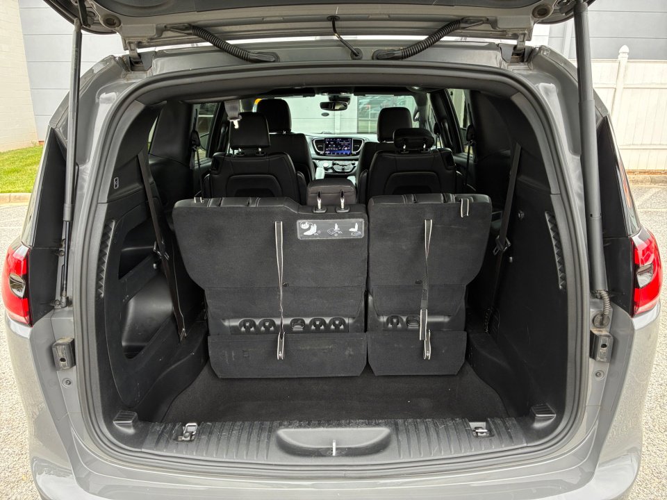 Used 2021 Chrysler Pacifica Touring-L w/ S Appearance Package FWD image 19