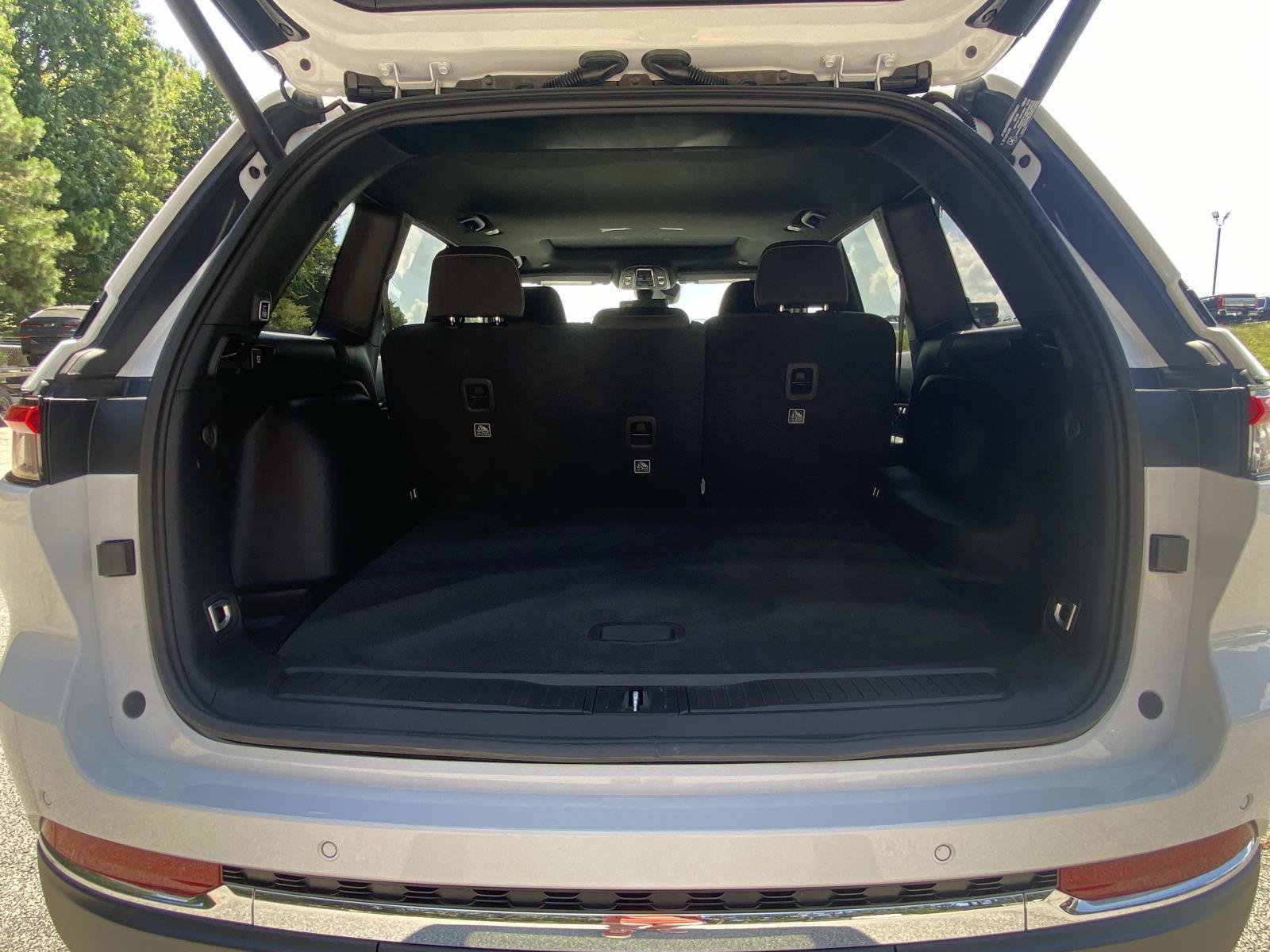 Used 2025 Jeep Grand Cherokee Laredo X w/ Luxury Tech Group I RWD image 6
