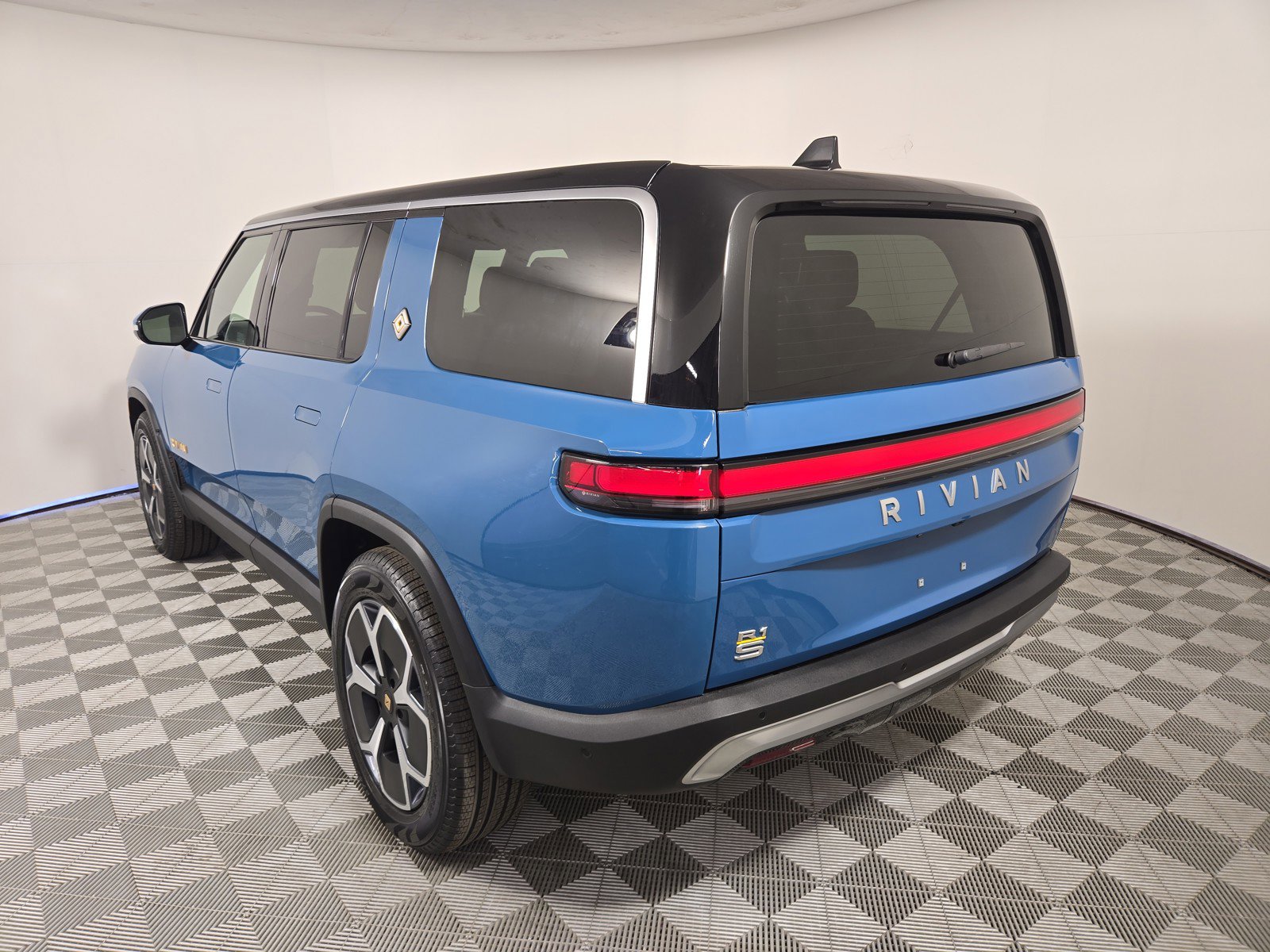 Used 2024 Rivian R1S Adventure AWD/4WD image 3