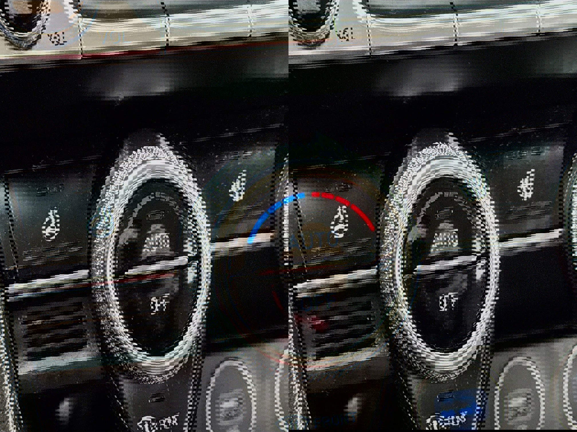 Used 2022 Genesis G70 2.0T image 4