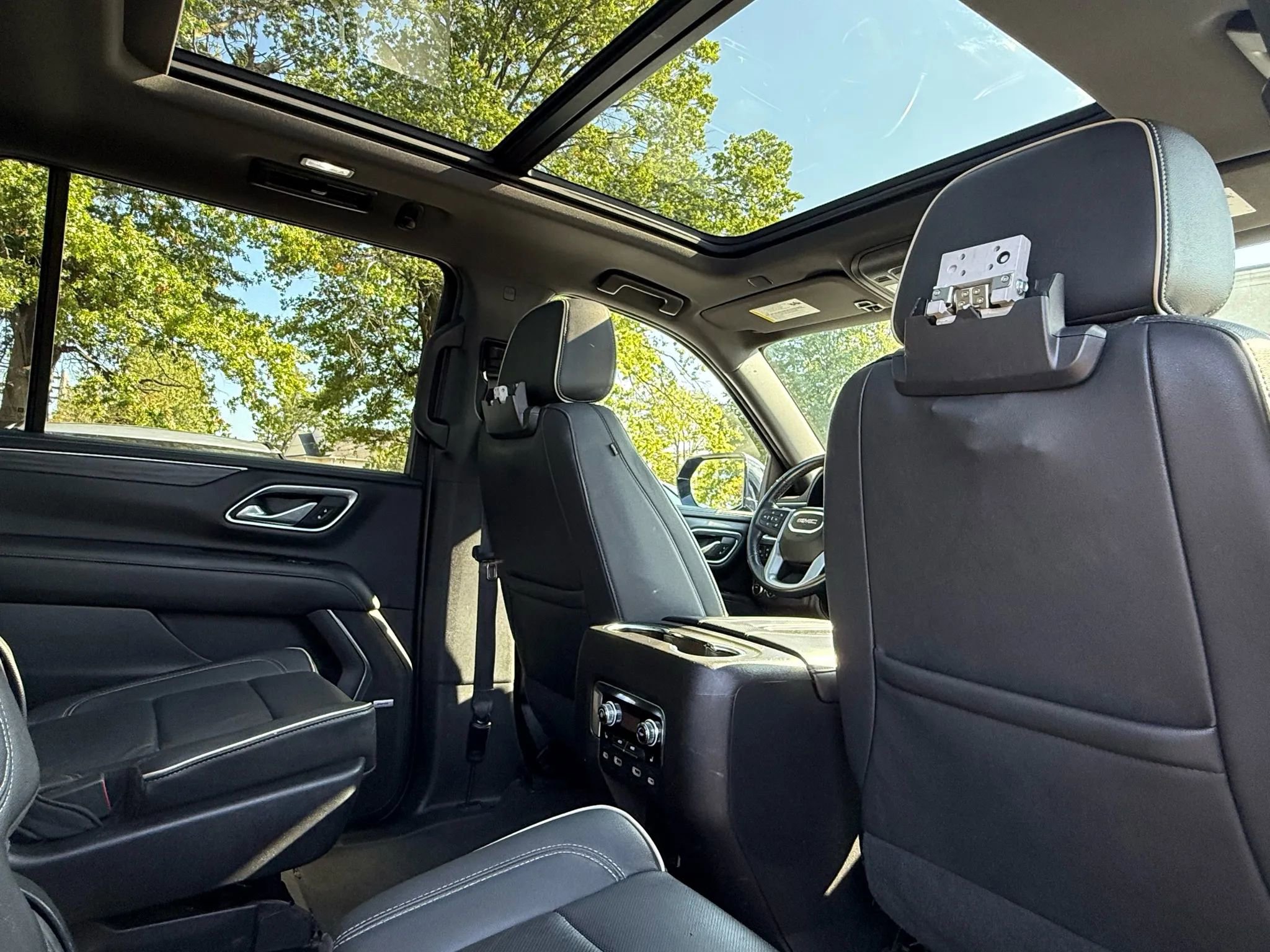 Used 2021 GMC Yukon XL SLT w/ SLT Premium Package image 25