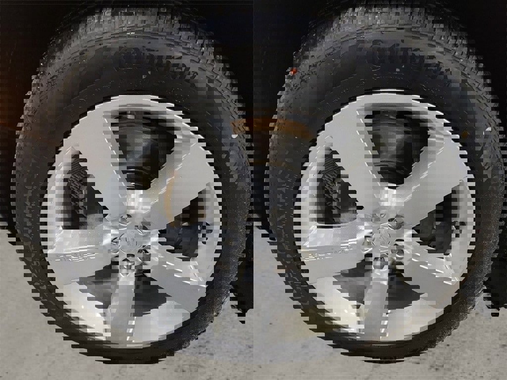 New 2024 Land Rover Defender 110 SE image 9