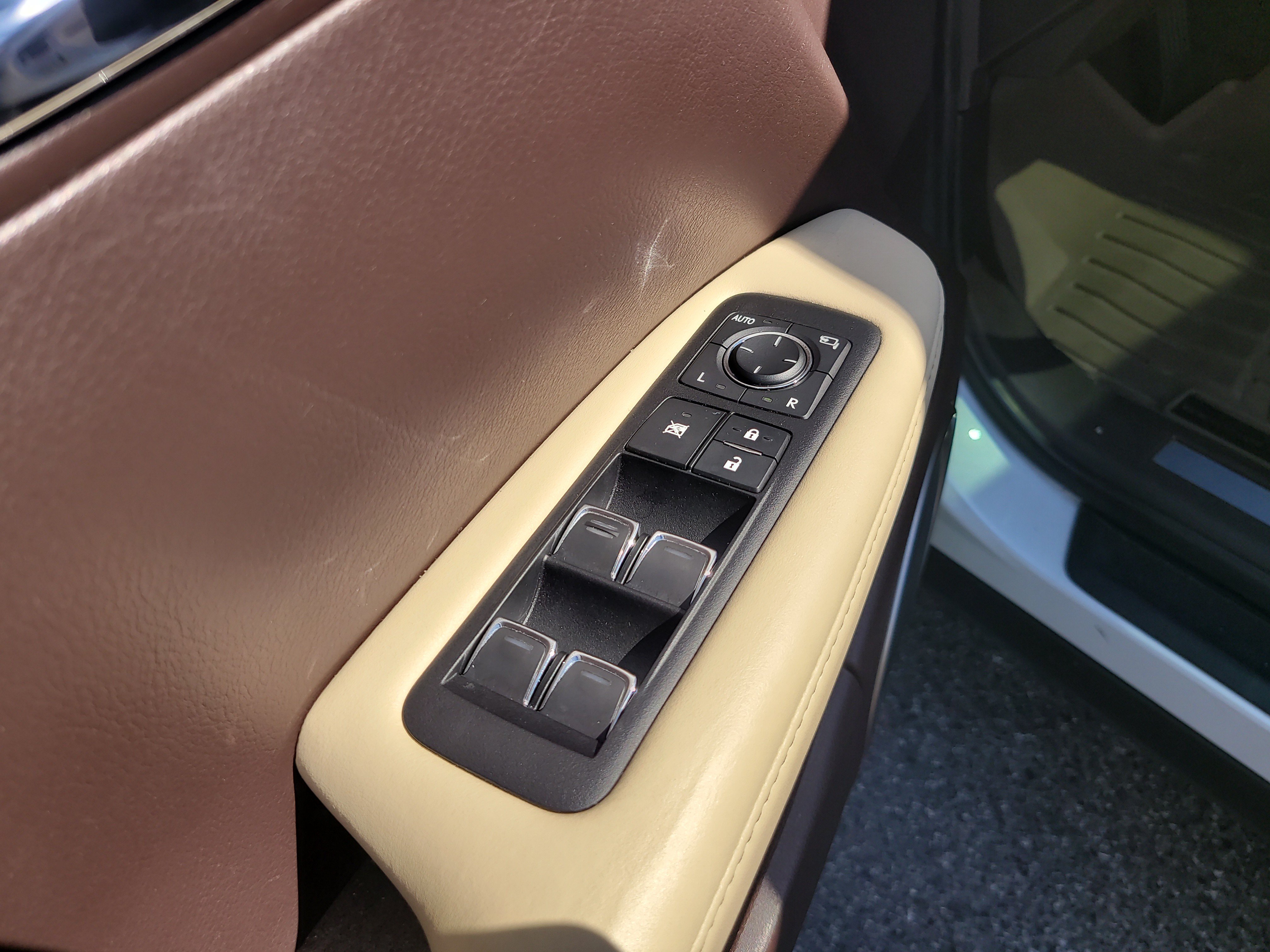 Used 2019 Lexus RX 450h AWD w/ Navigation Package image 16