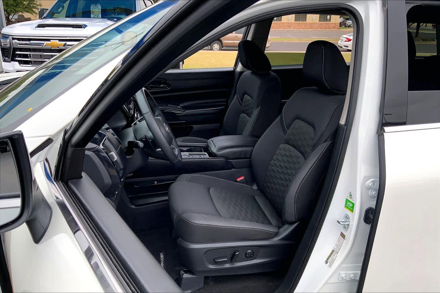 Used 2024 Nissan Pathfinder SV FWD image 8