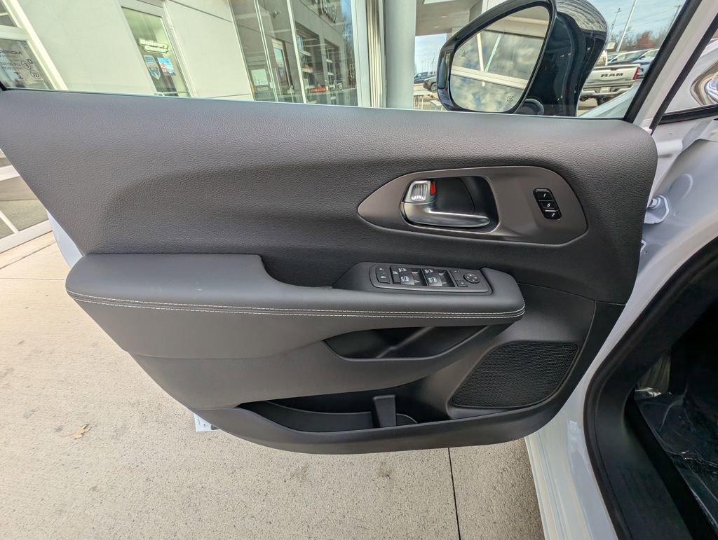 New 2026 Chrysler Pacifica Select image 37