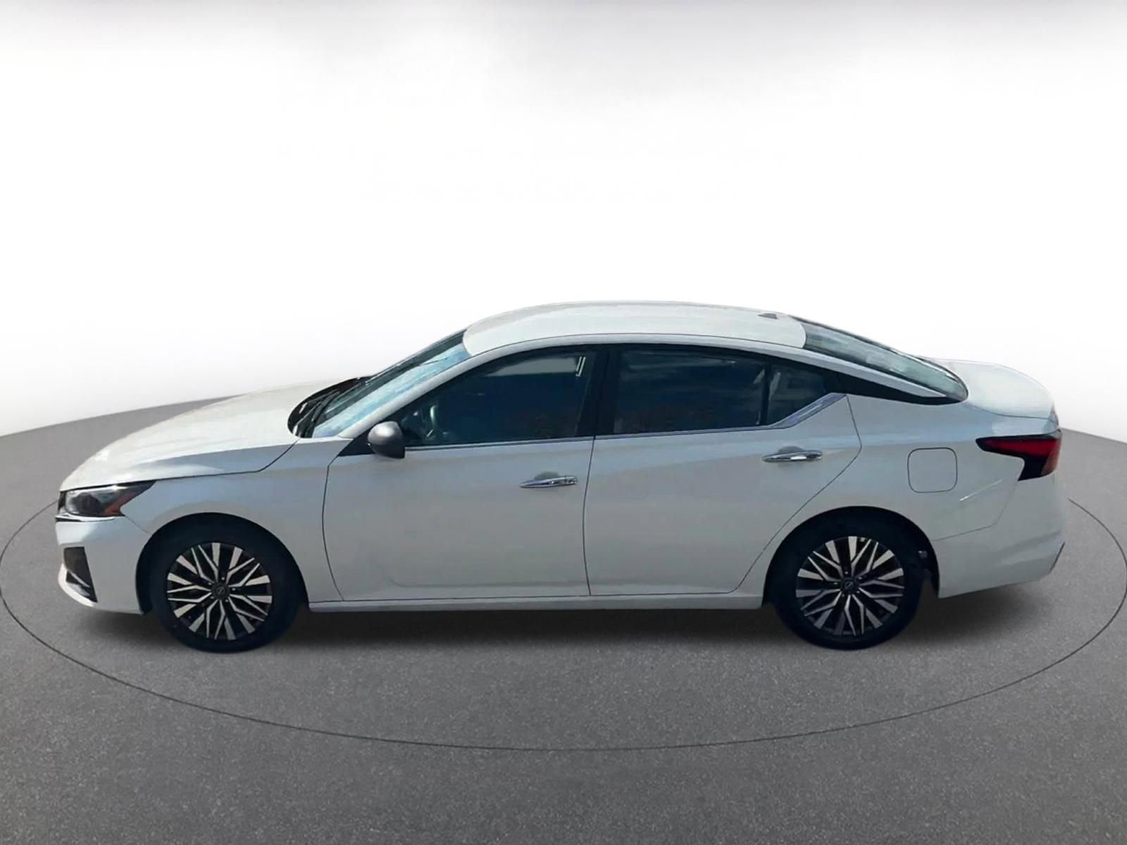 Used 2025 Nissan Altima 2.5 SV FWD image 9