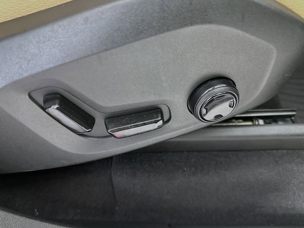 Used 2018 Volvo XC90 T5 Momentum w/ Momentum Plus Package FWD image 24