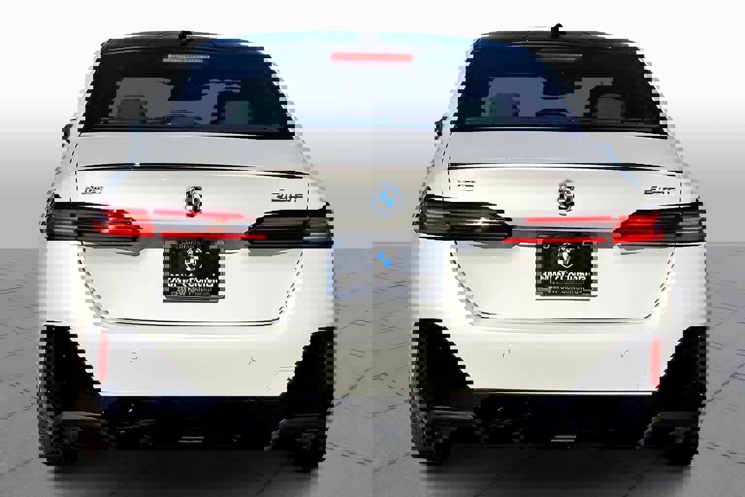 Used 2026 BMW 550e xDrive w/ Executive Package image 4