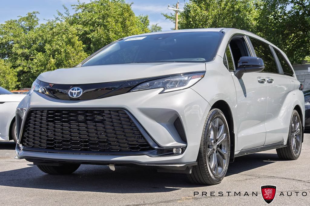 Used 2025 Toyota Sienna XSE FWD image 17