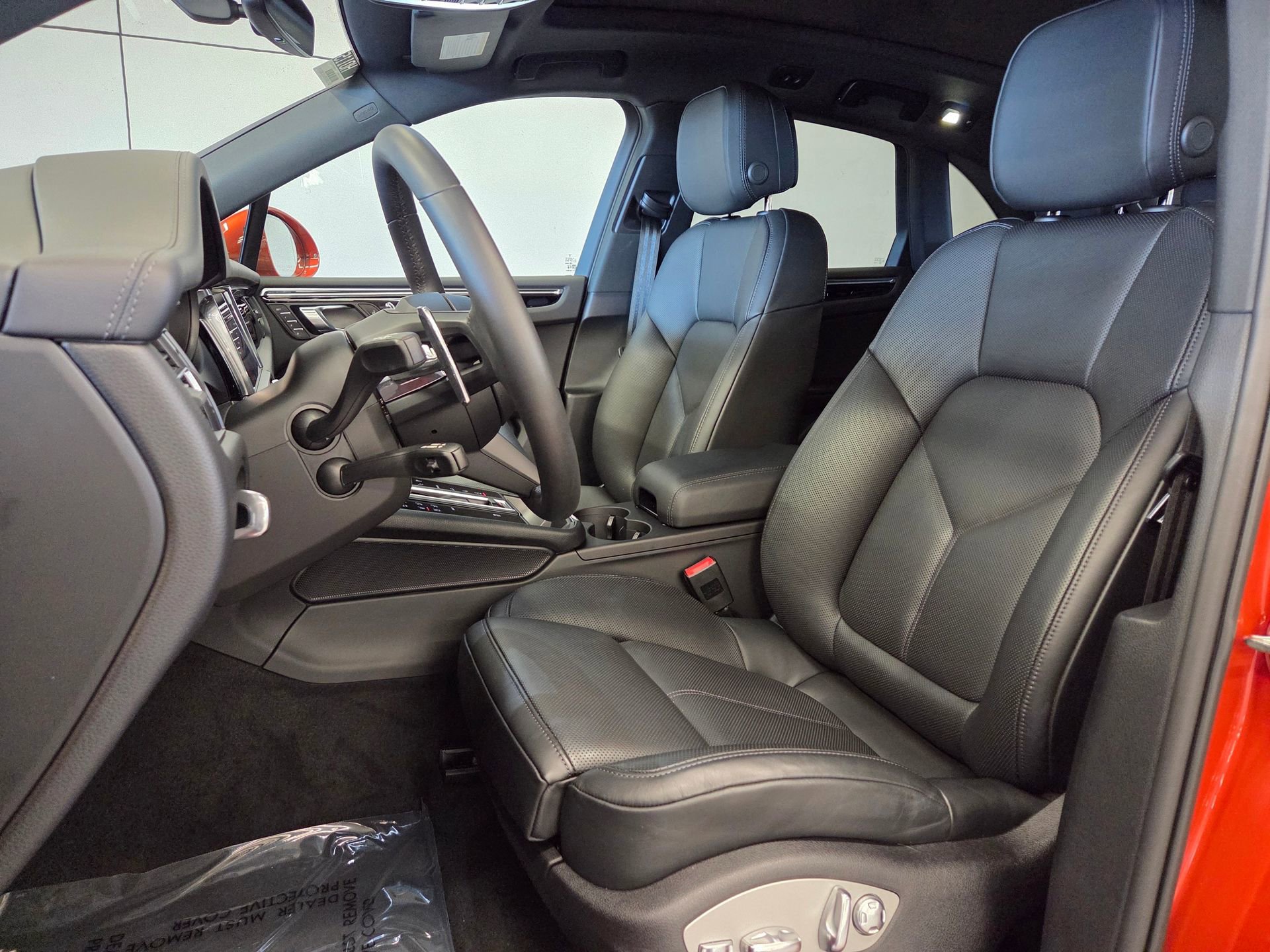 Certified 2025 Porsche Macan AWD/4WD image 5