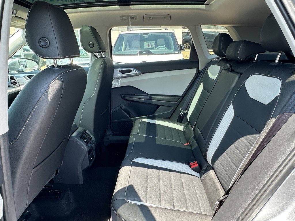New 2025 Volkswagen Taos SEL image 7