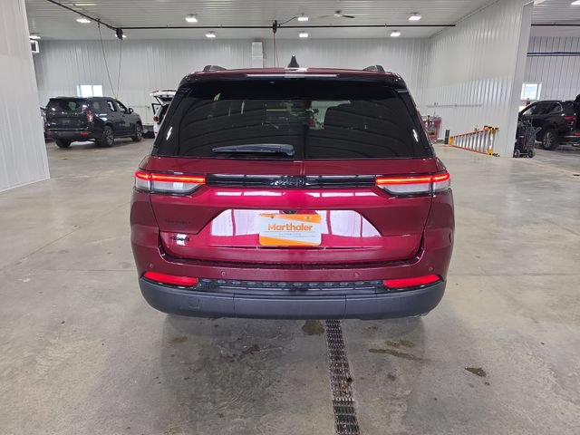 Used 2025 Jeep Grand Cherokee Altitude AWD/4WD image 7