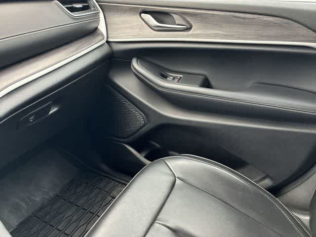 Used 2023 Jeep Grand Cherokee L Limited AWD/4WD image 31