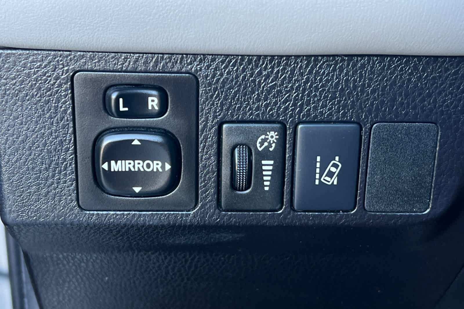 Used 2018 Toyota RAV4 XLE FWD image 32