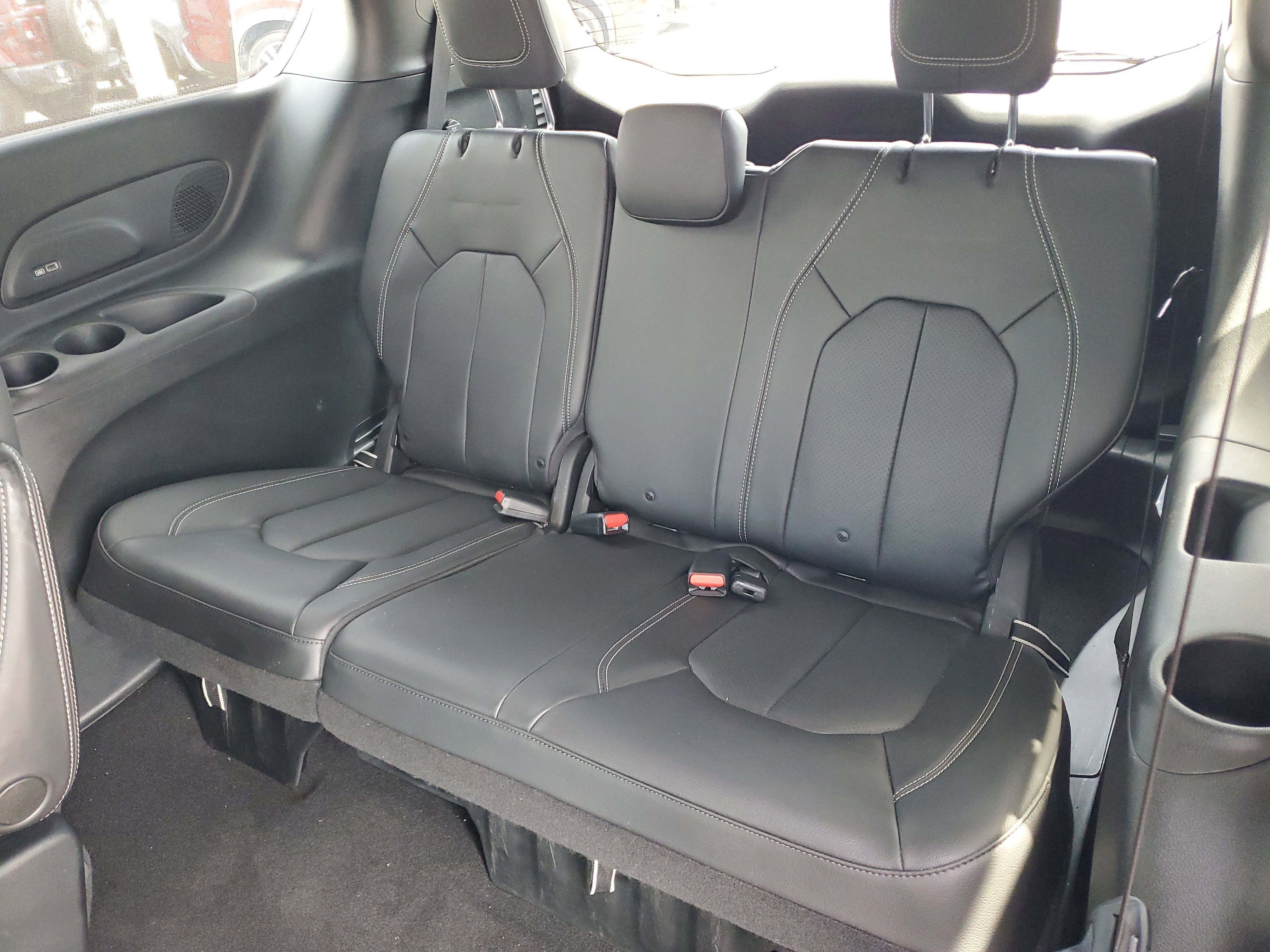 Used 2019 Chrysler Pacifica Touring-L w/ Premium Audio Group FWD image 16