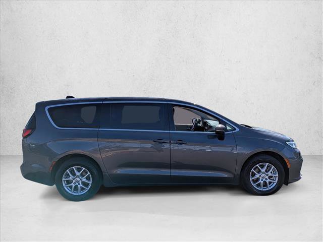 Used 2023 Chrysler Pacifica Touring-L image 4