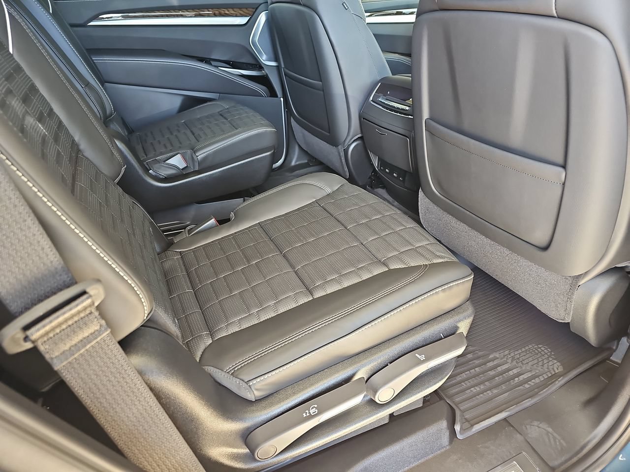 New 2026 Cadillac Escalade Platinum Sport w/ LPO, ONYX Package AWD/4WD image 11