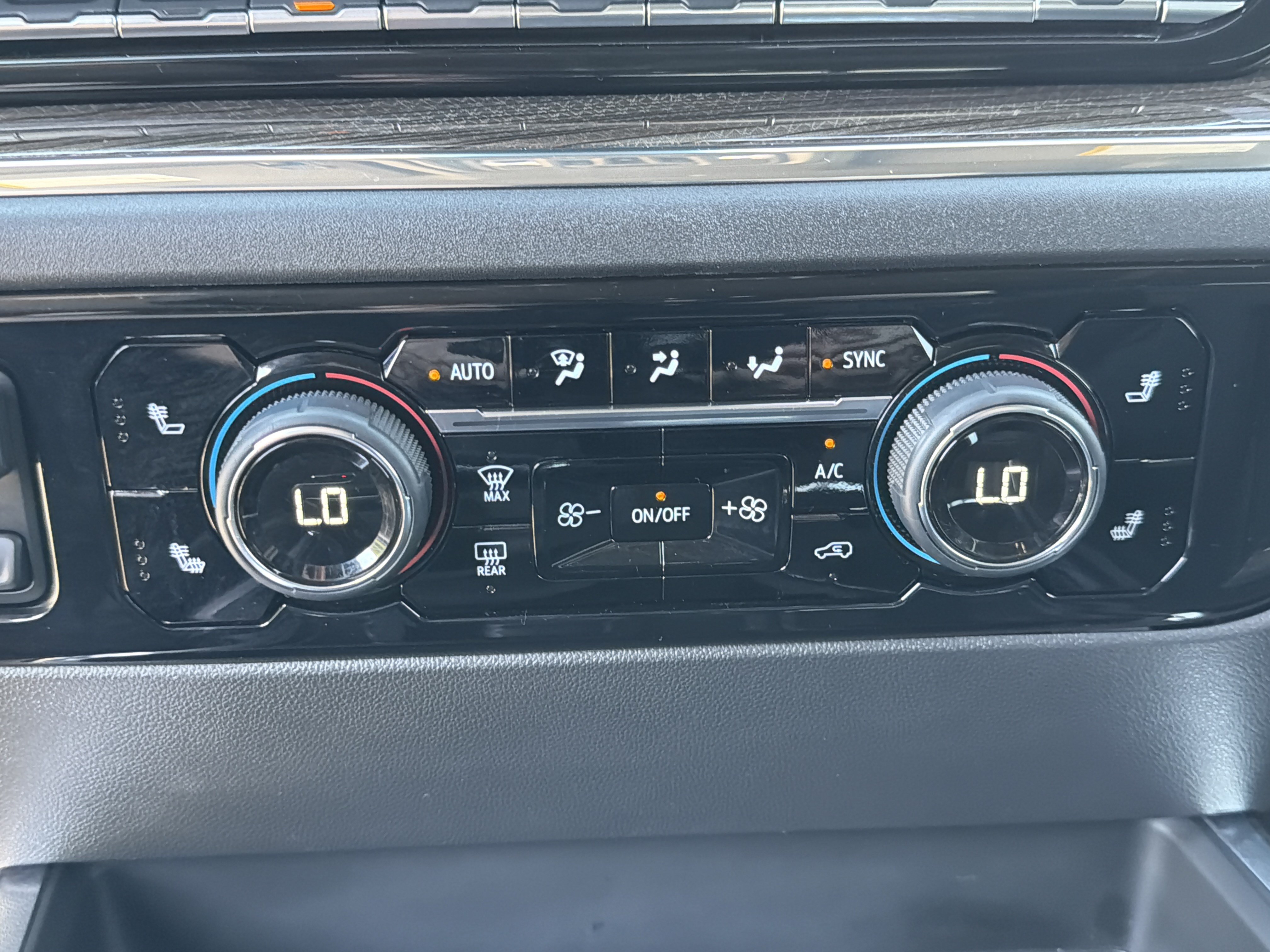 Used 2024 Chevrolet Silverado 1500 LT Trail Boss w/ Convenience Package II AWD/4WD image 33