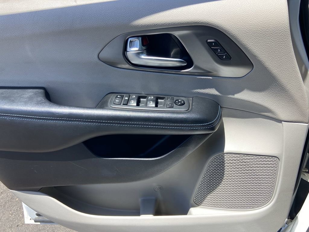 Used 2021 Chrysler Pacifica Touring-L FWD image 17