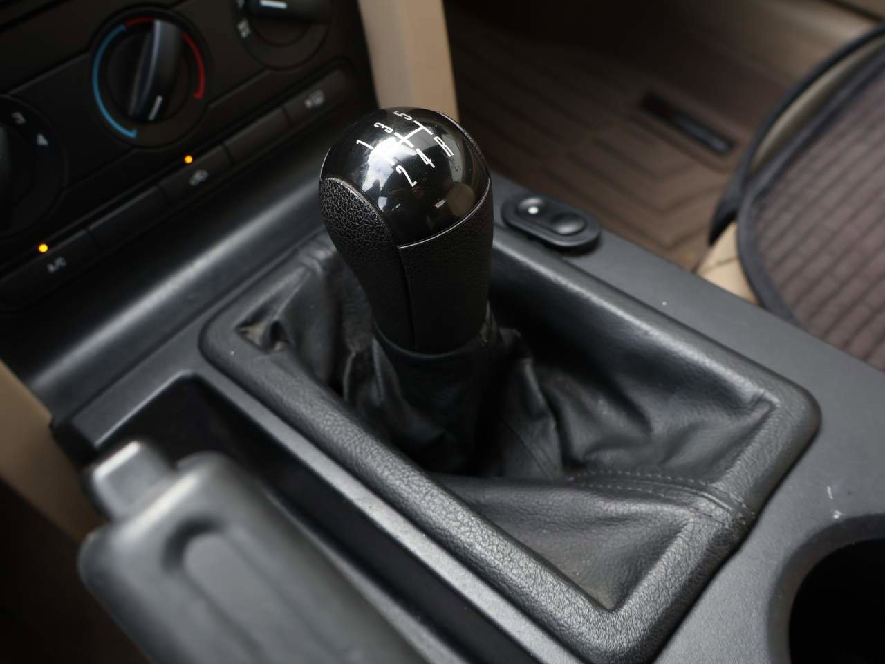 Used 2005 Ford Mustang GT Premium image 14