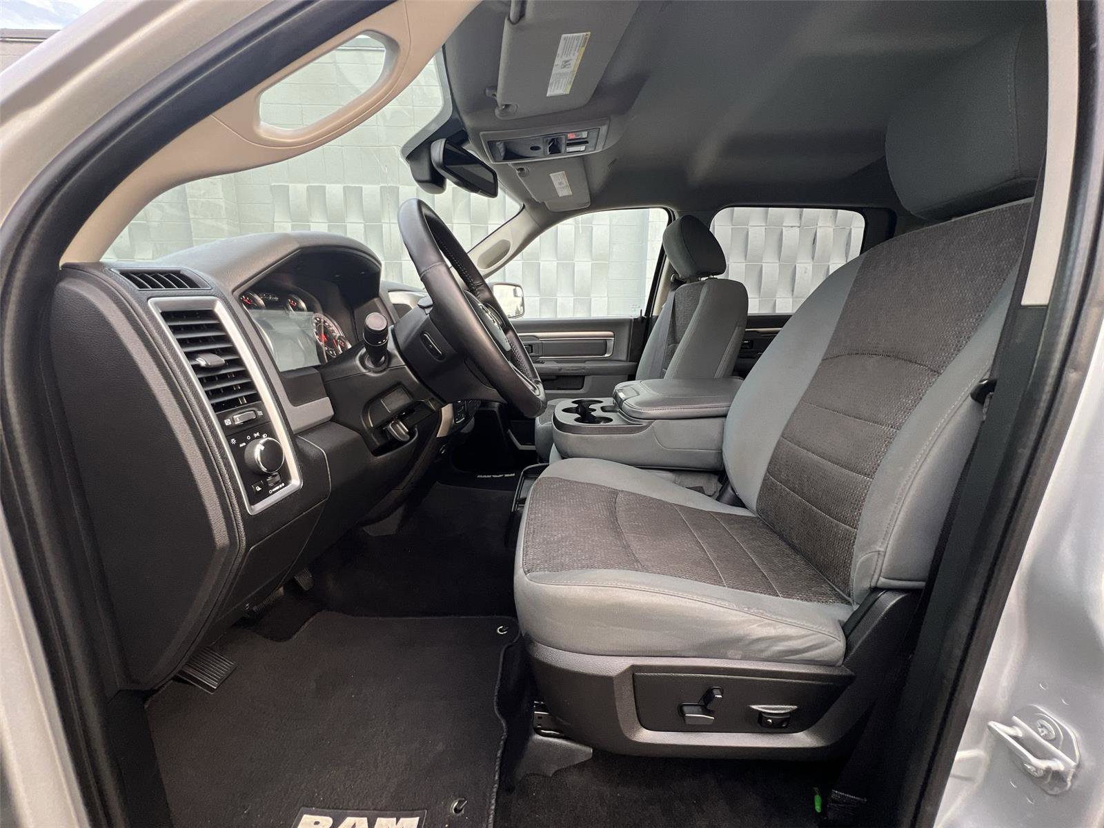 Used 2017 RAM 1500 Classic SLT w/ Luxury Group image 10