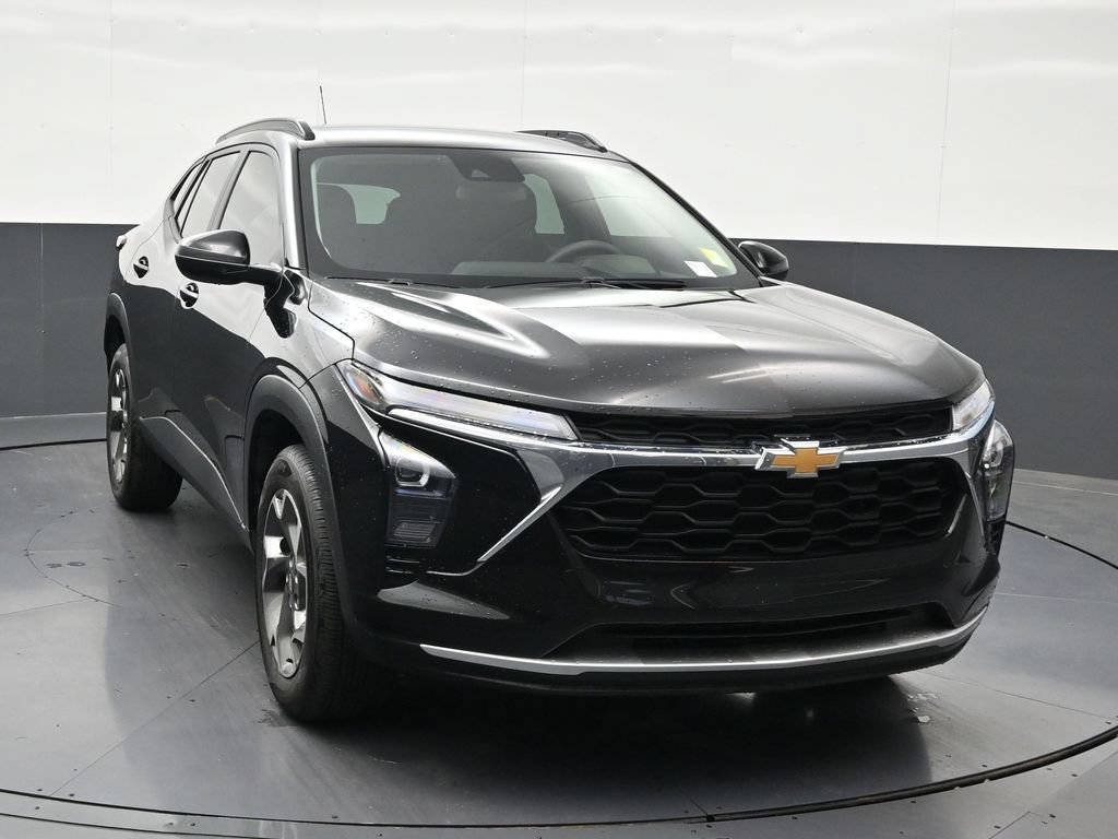 Used 2025 Chevrolet Trax LT FWD image 8