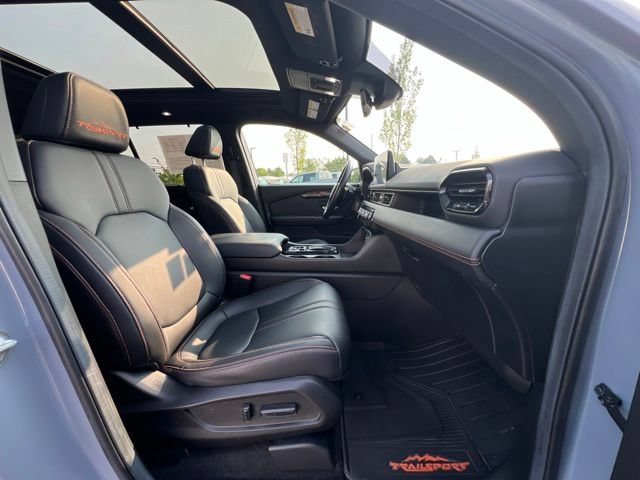 Used 2025 Honda Pilot TrailSport image 11