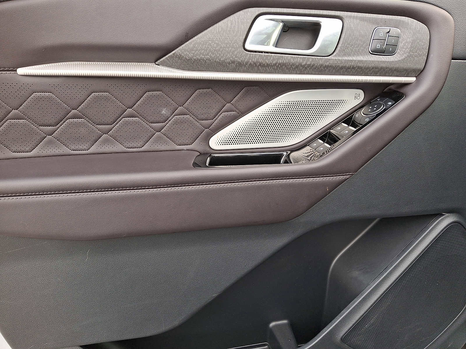 Certified 2025 Ford Explorer Platinum w/ LUX Leather Package image 12