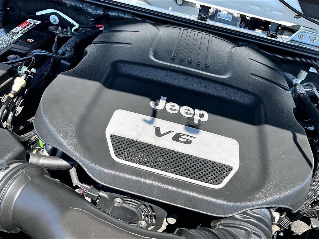 Used 2015 Jeep Wrangler Unlimited Sahara w/ Connectivity Group AWD/4WD image 35
