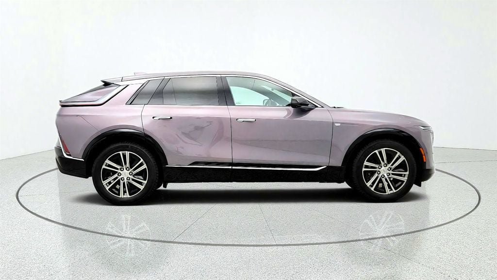 Used 2025 Cadillac Lyriq Luxury AWD/4WD image 4