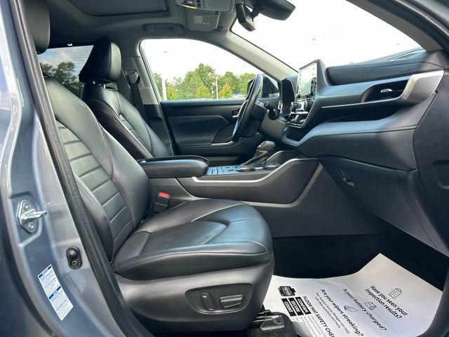 Used 2022 Toyota Highlander XLE AWD/4WD image 29