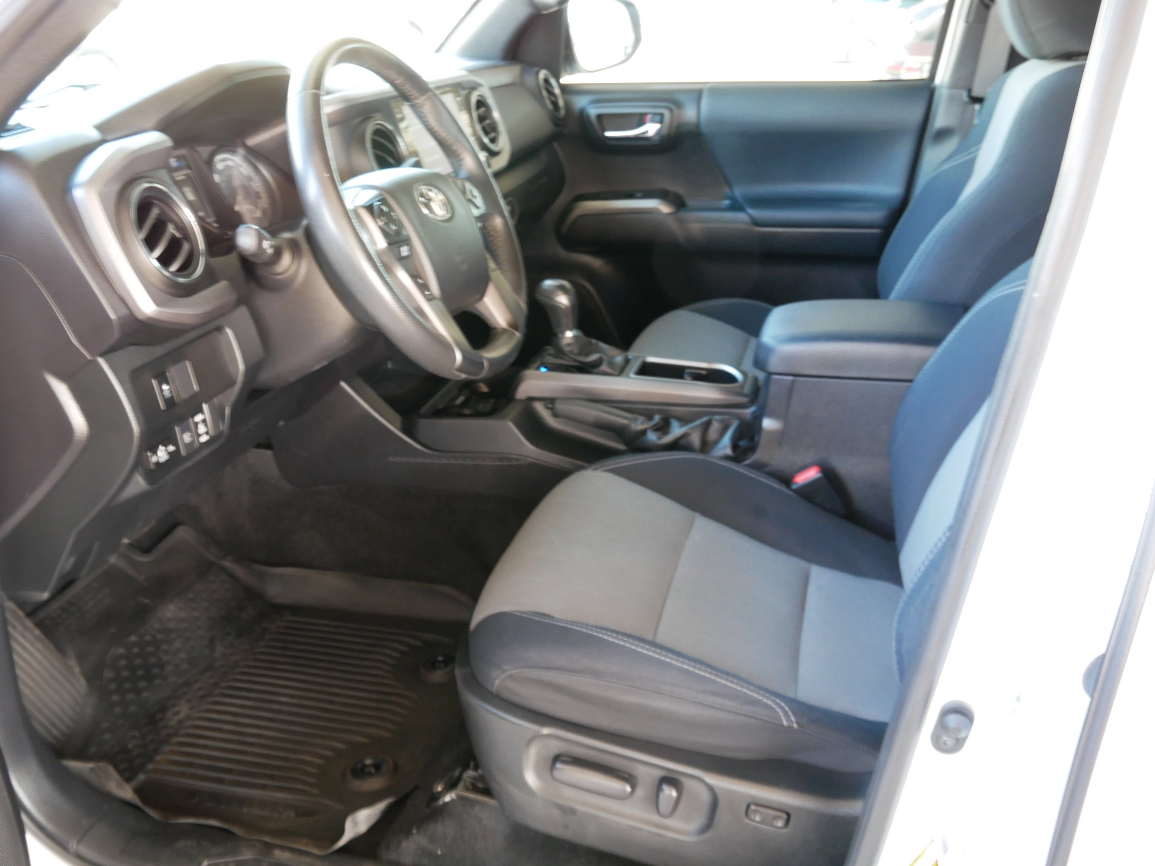 Used 2021 Toyota Tacoma TRD Off-Road w/ Technology Package image 4