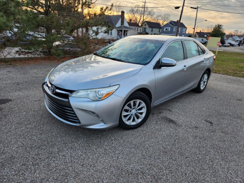 Used 2015 Toyota Camry LE image 1