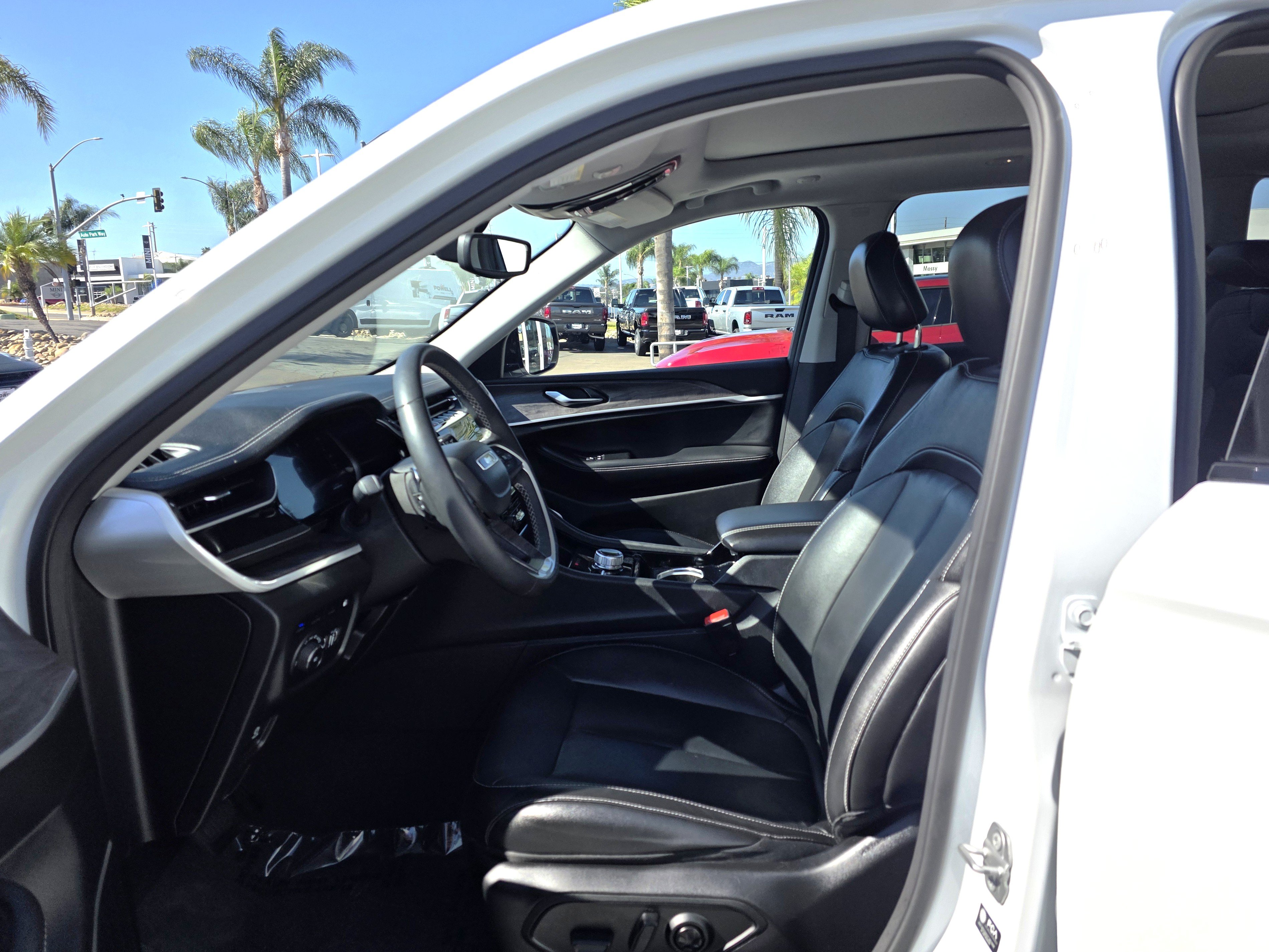 Used 2023 Jeep Grand Cherokee 4WD 4xe image 11