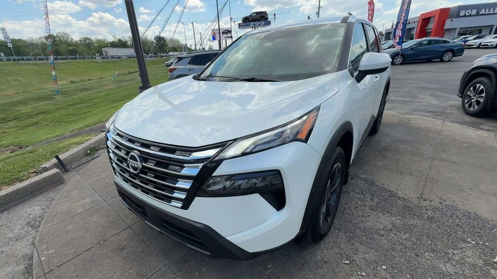 Used 2026 Nissan Rogue SV AWD/4WD image 2