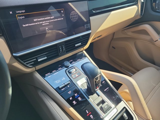 Certified 2022 Porsche Cayenne E-Hybrid AWD/4WD image 32