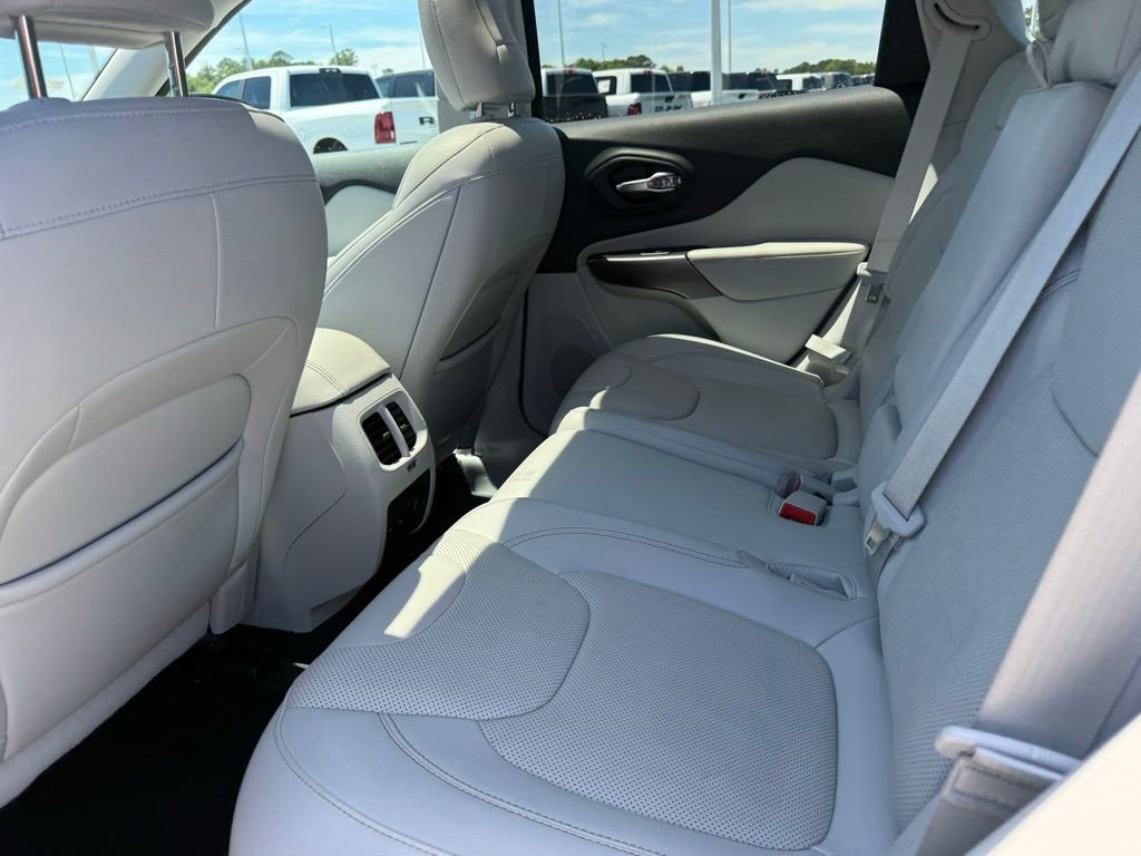 Used 2019 Jeep Cherokee Limited w/ Luxury Group AWD/4WD image 16