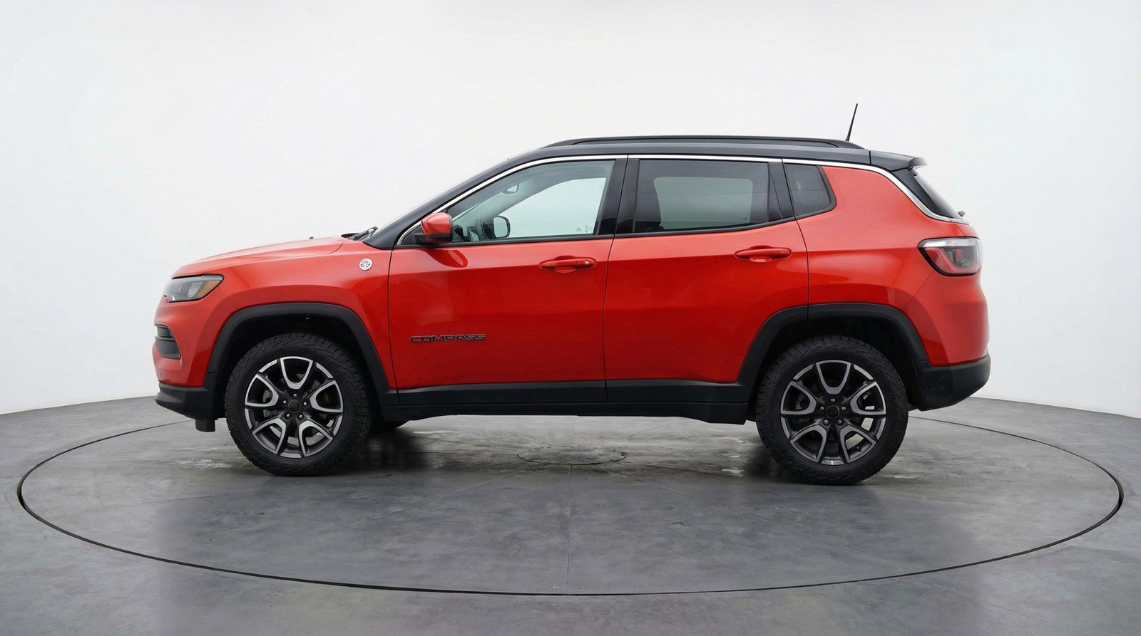 Used 2025 Jeep Compass Trailhawk image 5