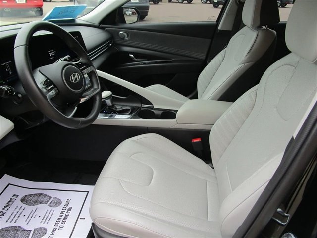 Used 2025 Hyundai Elantra Limited FWD image 11