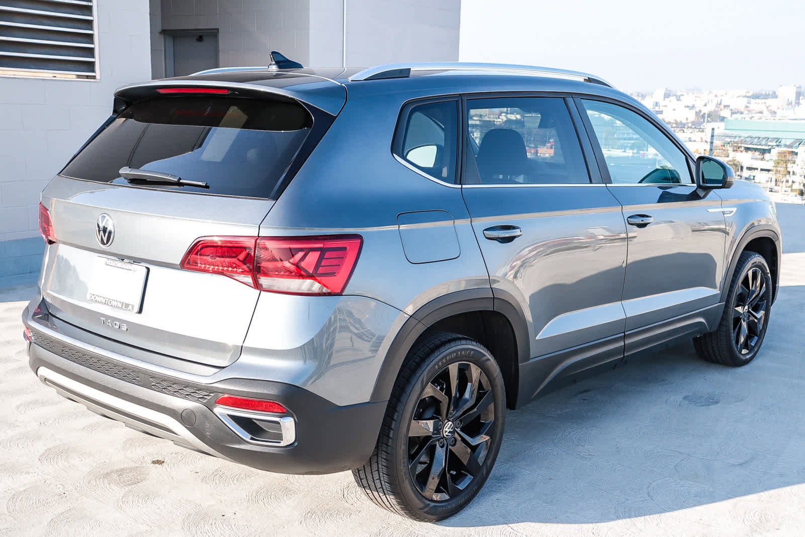 Used 2022 Volkswagen Taos SE w/ Panoramic Sunroof Package image 6