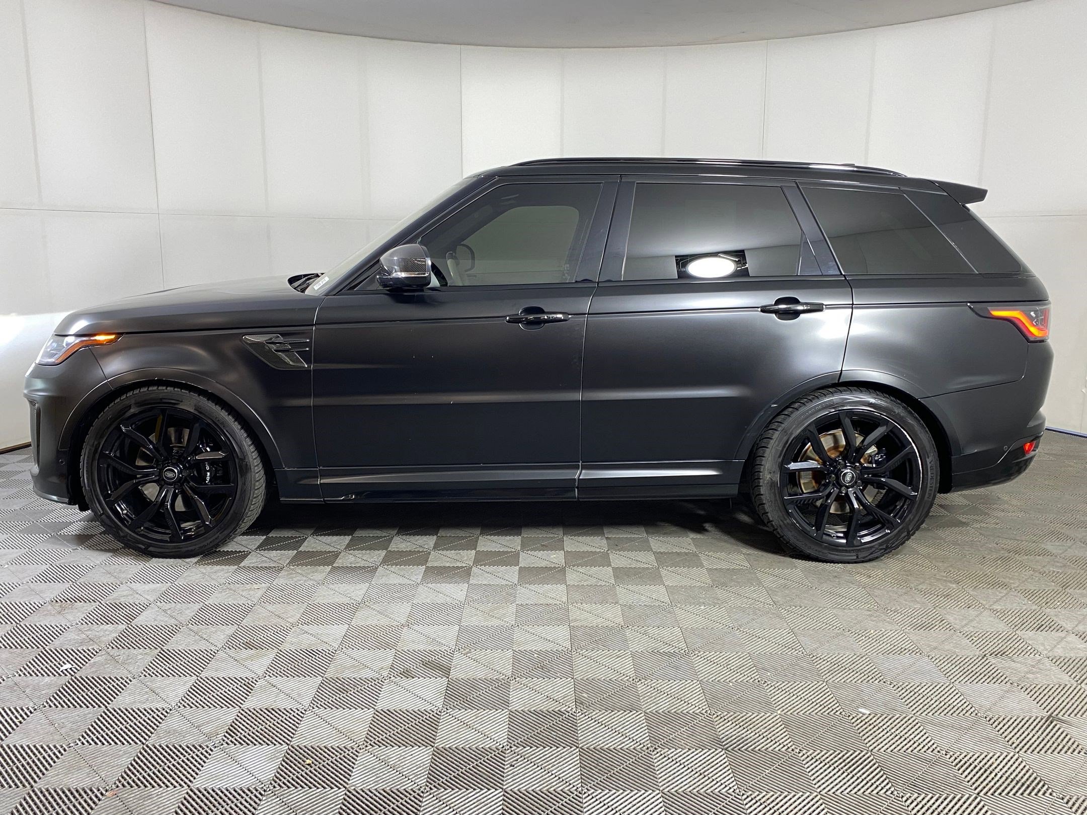 Used 2018 Land Rover Range Rover Sport SVR image 2