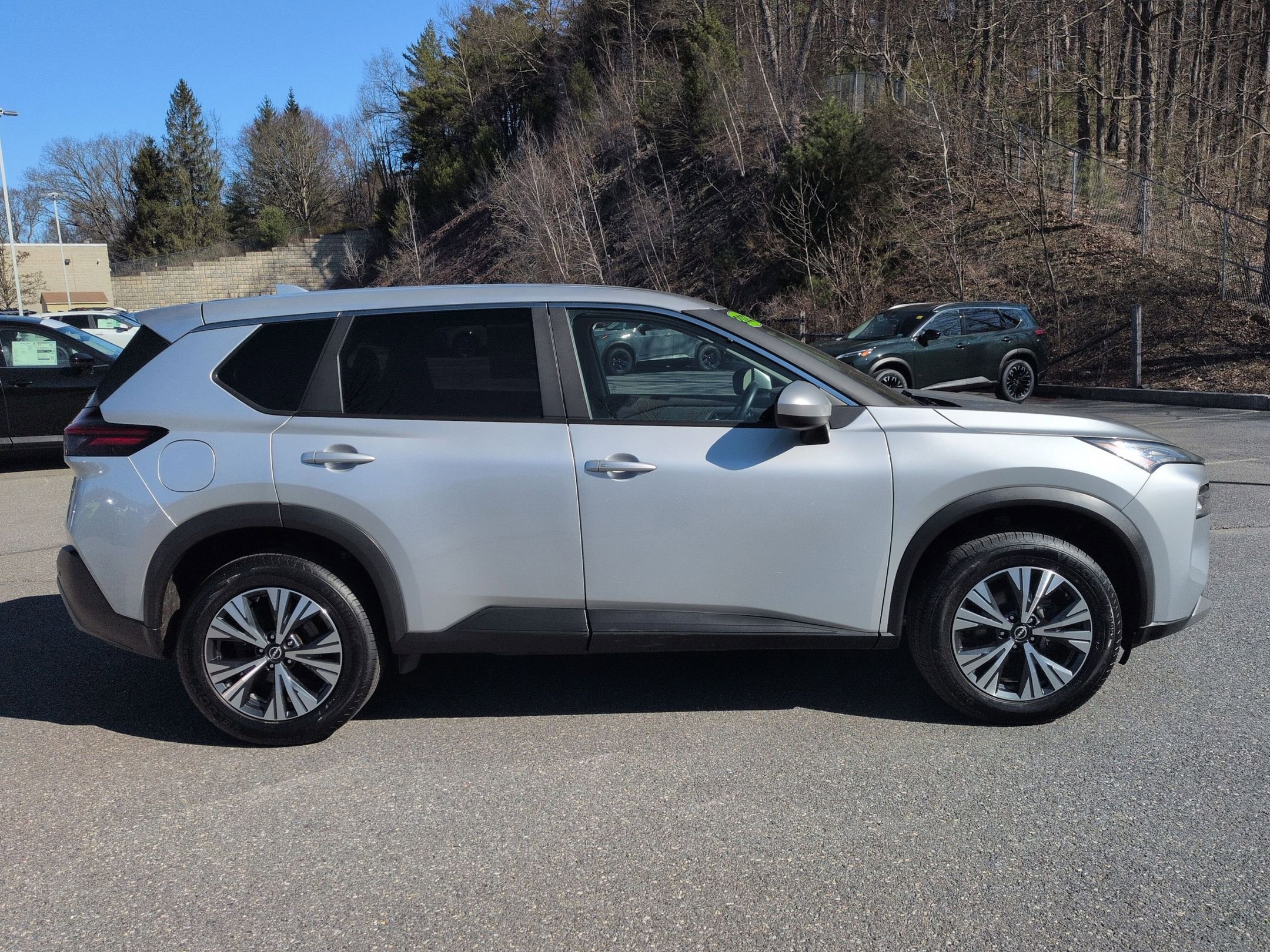 Used 2023 Nissan Rogue SV image 4