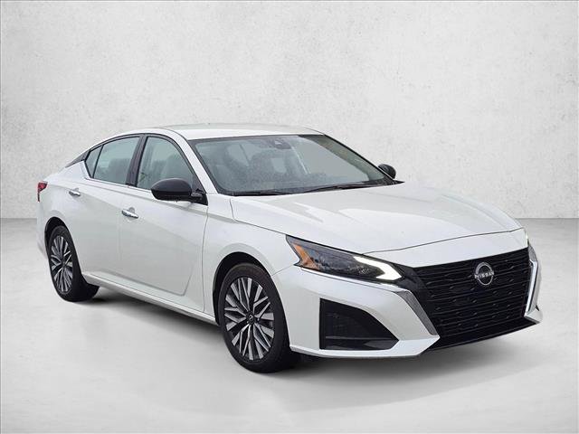 Used 2025 Nissan Altima 2.5 SV FWD image 3