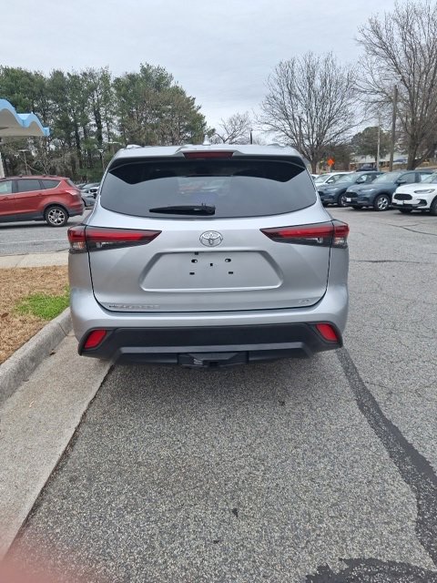 Used 2024 Toyota Highlander LE image 5